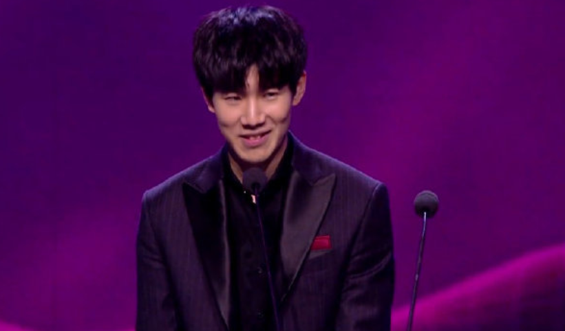 LPL S赛两冠，哪个冠军的含金量更高？