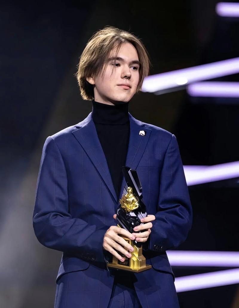 CSGO快讯：来自乌克兰的CSGO第一人S1mple表示：他的老家正在遭受炮击！